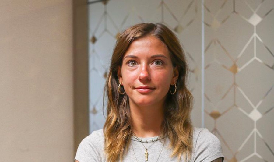 Lona, nounou bilingue. Elle parle couramment anglais et allemand