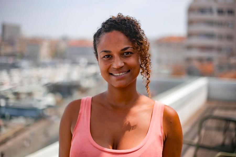 Deolinda, nounou bilingue. Elle parle anglais, suédois, portugais, créole, espagnol et français